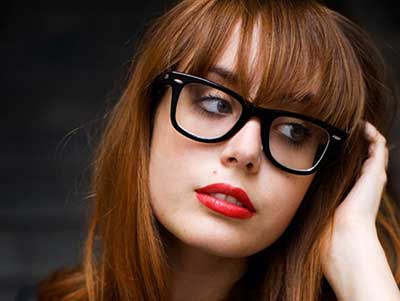 mulheres de óculos de grau