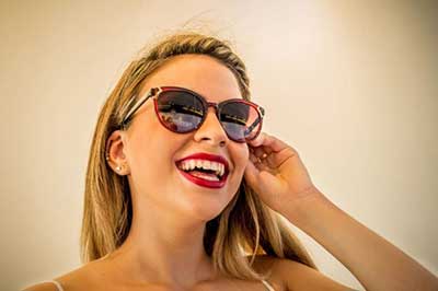 mulheres de óculos escuro