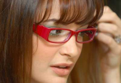 mulheres de óculos vermelho