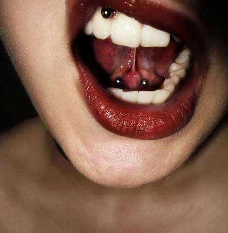 foto de piercing no freio inferior